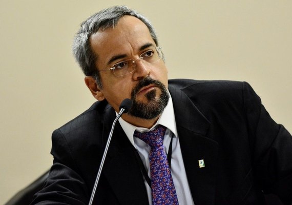 Ministro da Educação bate boca com jovens no Pará