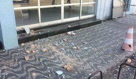 Homem é atingido por pedaço de reboco de prédio no Centro de Maceió