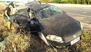 Motorista capota carro após se surpreender com mudança brusca de outro veículo