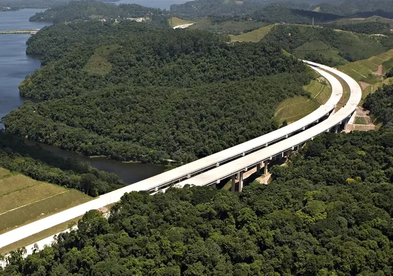 Polícia retira motorista do caminhão que interditou o Rodoanel