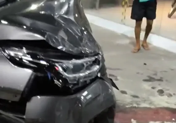 Motorista perde controle do veículo e atinge pelo  menos seis carros que estavam no estacionamento da Carajás