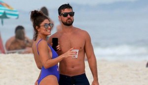 De maiô cavado, Juliana Paes ganha mão boba do marido na praia