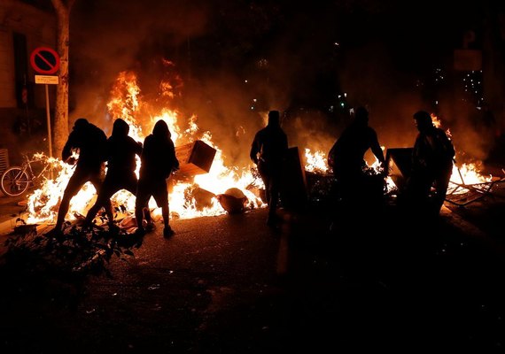 Polícia espanhola tenta conter protestos na região da Catalunha