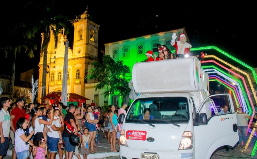 Papai Noel desembarca no Penedo Luz e atrai multidão para a orla da cidade