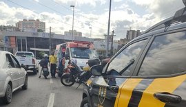 Homem de 21 anos fica ferido após bater com a motocicleta em mureta de viaduto e cair