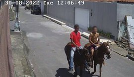 Dupla usa cavalos para assaltar mulher no Barro Duro, em Maceió