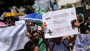 Estudantes vão às ruas de Arapiraca protestar contra cortes na Educação