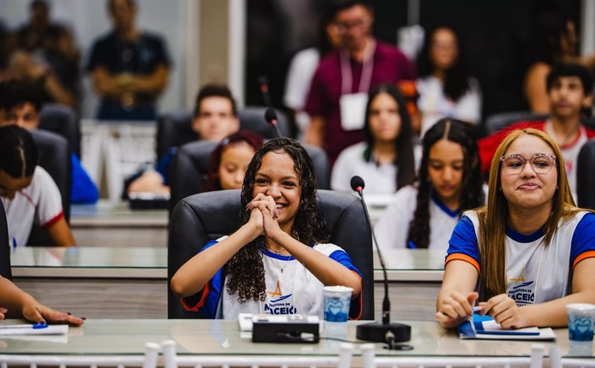 Estudante de escola municipal se destaca em projeto que aproxima jovens do legislativo