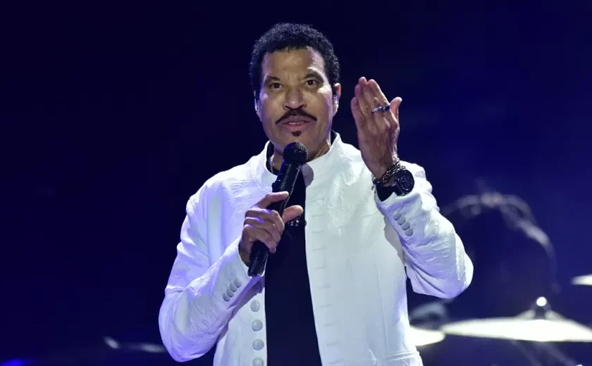 Lionel Richie é hospitalizado após passar mal em show nos EUA