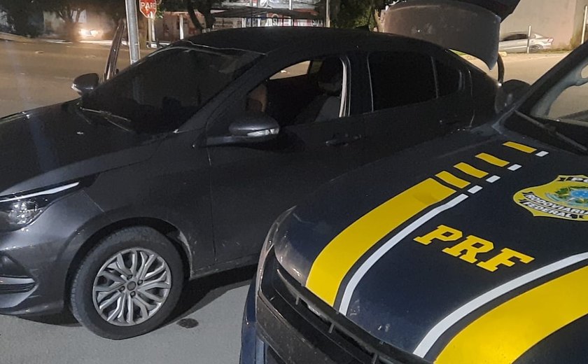 PRF/AL recupera carro roubado em São Paulo durante fiscalização na BR-316