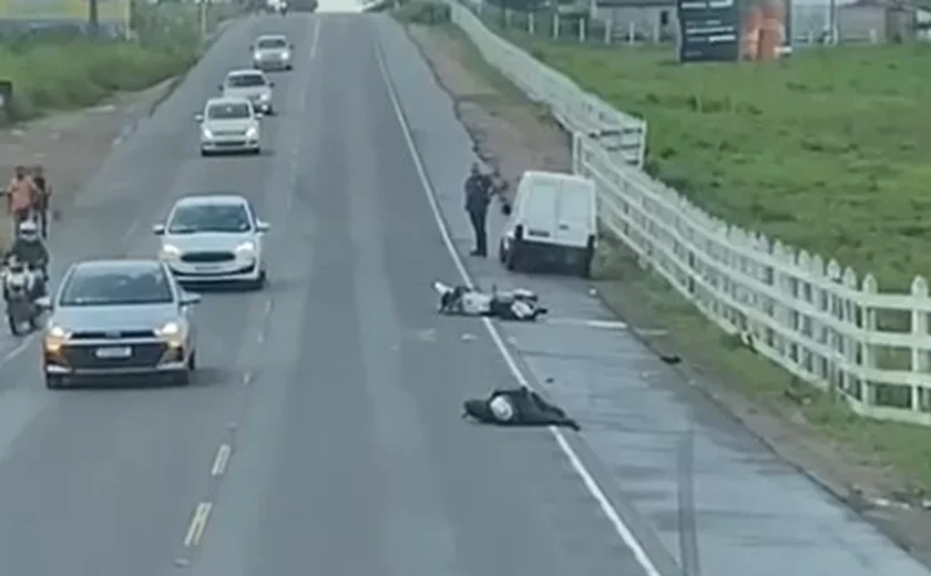 Jovem de 21 anos fica ferido após colisão entre carro e moto na AL-110, em Arapiraca