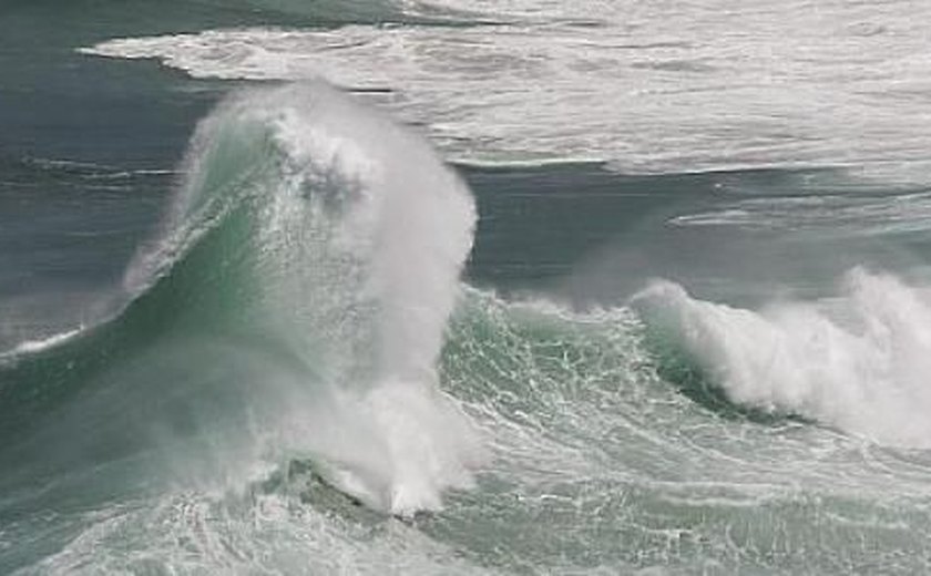 Capitania alerta para ressaca com ondas de até 2,5 metros
