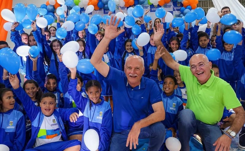Entrega de fardamentos mobiliza comunidade escolar e marca nova fase da Educação em Quebrangulo