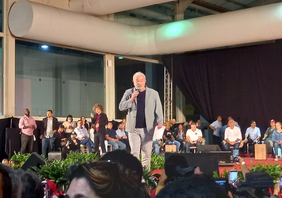 “Quero voltar à presidência para o povo pobre ter seus direitos garantidos”, diz Lula no bairro de Jaraguá, em Maceió