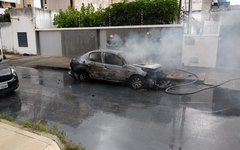 Carro é destruído por incêndio na Mangabeiras 4