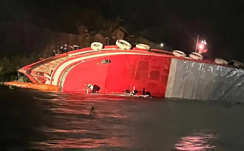 Mais de 40 pessoas são resgatadas de naufrágio na orla de Manaus