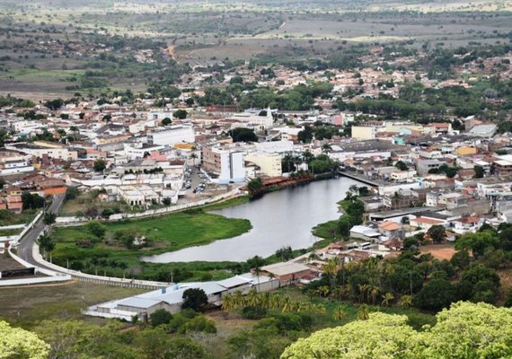 Governo entrega cisternas e barracas para agricultores de Palmeira dos Índios