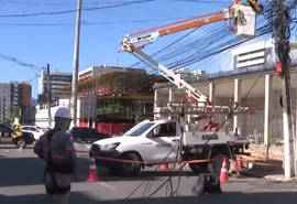 Poste tomba e bloqueia trânsito em rua movimentada na Jatiúca