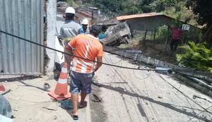 Condutor de caminhão perde controle da direção e atinge casa e poste no Benedito Bentes