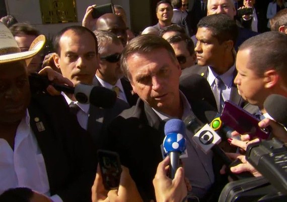 Bolsonaro diz que bloqueia verba porque precisa e chama manifestantes de 'idiotas úteis'