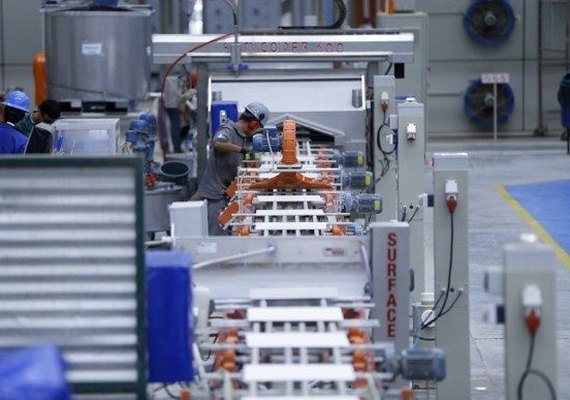 Produção industrial no Brasil fica estável em junho, mas supera estimativas