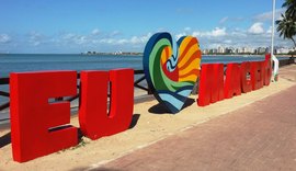 Totem da orla de Maceió ganha novas cores para alertar sobre saúde do coração