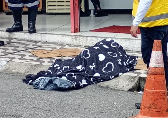 Idoso morre após passar mal e cair em calçada no Centro de Maceió