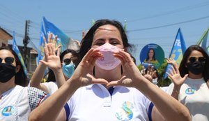 Fabiana percorre bairro Brasília na manhã deste sábado