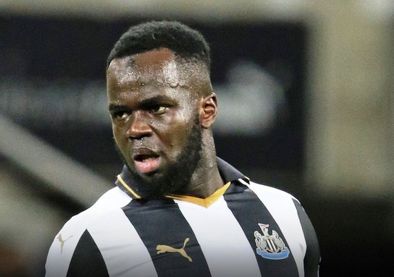 Ex-jogador do Newcastle morre após passar mal em treino na China