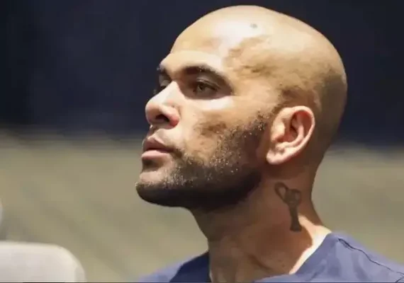 Em liberdade condicional, ex-jogador Daniel Alves 'se converte' e pode virar cantor gospel; veja vídeo