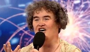 Susan Boyle é agredida com pedras e garrafa por gangue de adolescentes