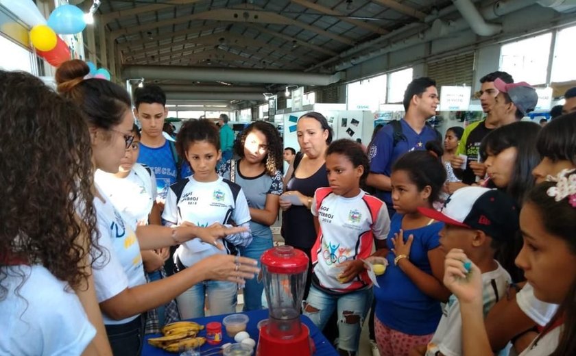 Alunas de Nutrição do Cesmac promovem a Feira Nutrisaberes