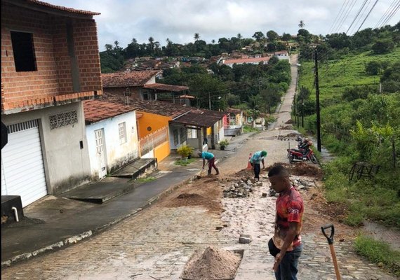 Secretaria de Serviços Públicos recupera ruas de Penedo