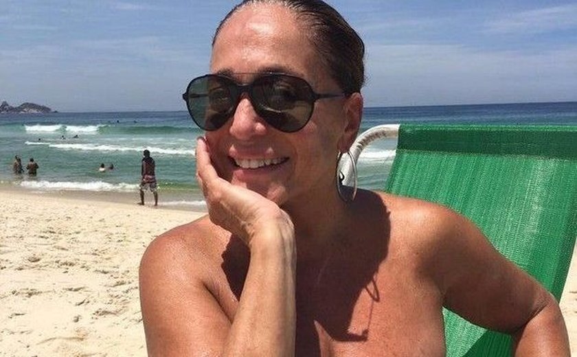 Sem maquiagem na praia, Susana Vieira causa rebuliço na internet