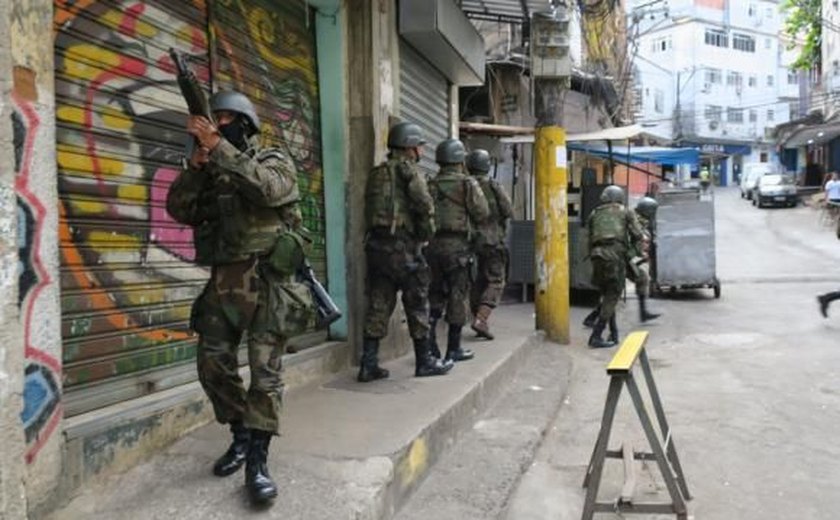 Militares do Exército e Aeronáutica iniciam cerco à Rocinha
