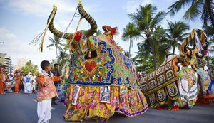 Natal dos Folguedos reuniu artistas em cortejo pela orla de Maceió