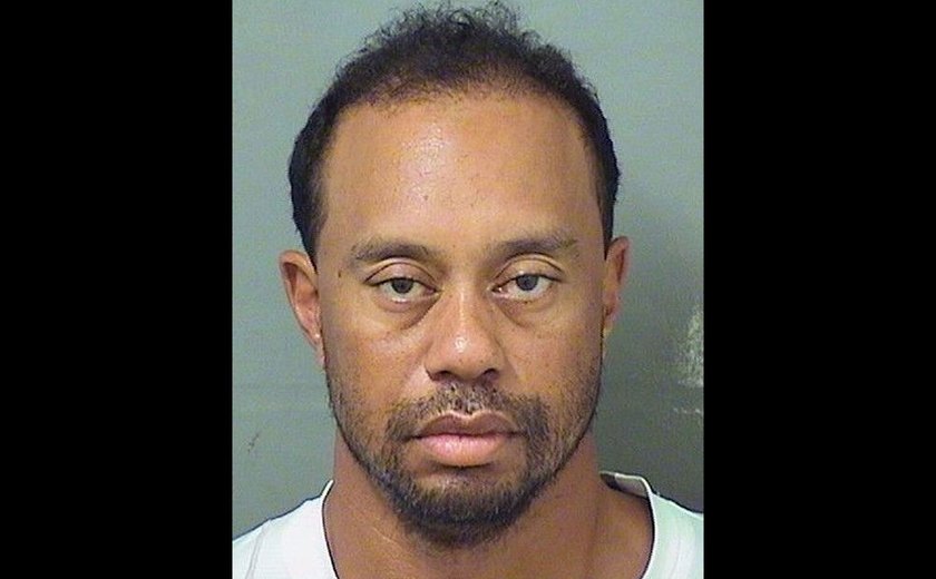 Polícia diz que Tiger Woods estava dormindo ao volante antes de ser preso