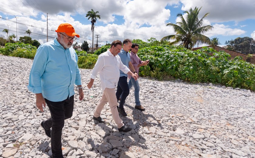 George Santoro visita obra do VLT em Arapiraca