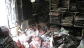 Homem morre após 6 toneladas de revistas pornôs caírem em cima dele
