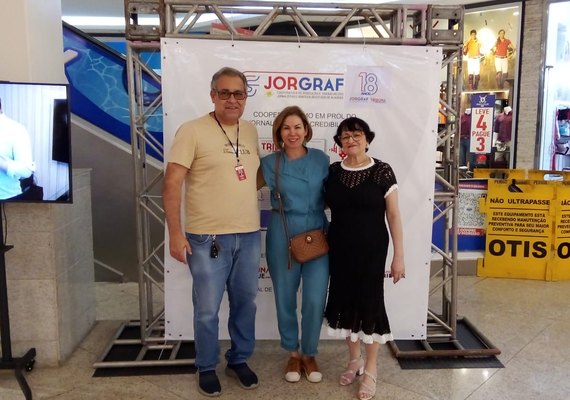 Exposição 18 anos da Tribuna recebe visita da apresentadora Estela Nascimento