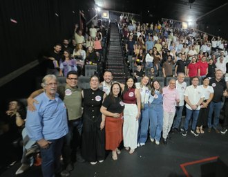 Senador Renan Calheiros acompanha exibição do documentário “Anatomia do Caos” em Arapiraca, ao lado de Yale Fernandes e do prefeito Luciano Barbosa