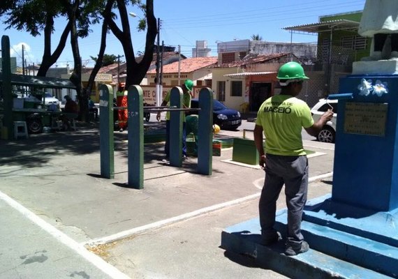 Praças, mirante e coreto recebem manutenção