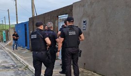 Ação integrada prende 12 pessoas e apreende cerca de R$ 100 mil em dinheiro, armas e drogas