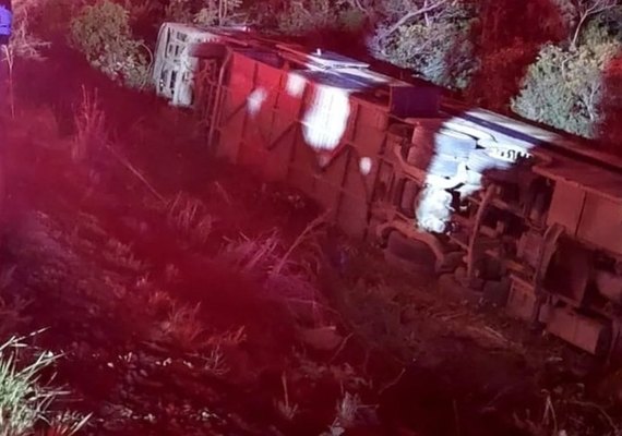 Ônibus de turismo tomba em ribanceira na BR-251 e deixa 32 pessoas feridas entre elas alagoanos