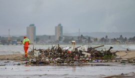 Limpeza na praia da Avenida retira 700 toneladas de lixo da foz do Salgadinho em 2 dias