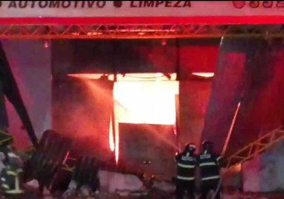 Incêndio atinge loja de produtos químicos