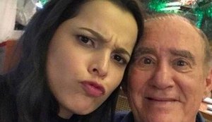 Animada, Emilly janta com Renato Aragão e elenco de “Os Trapalhões”