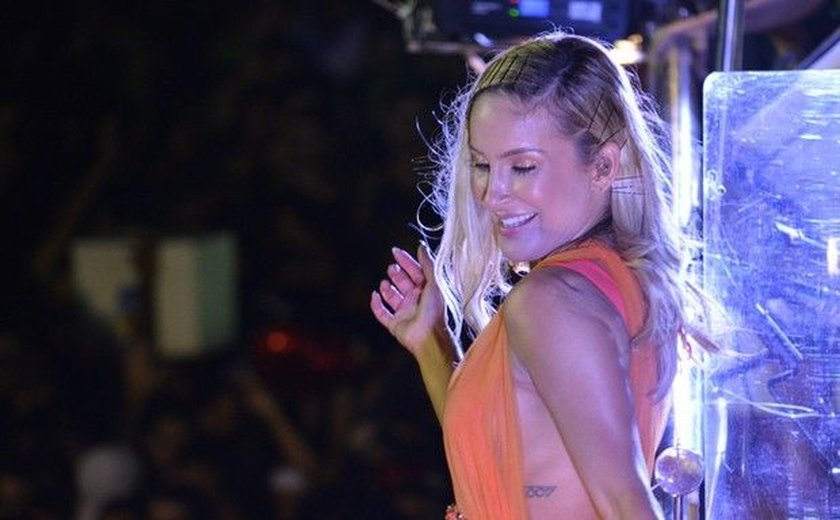 Claudia Leitte usa vestido curto e decotado para cantar em micareta