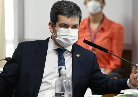 Randolfe Rodrigues diz que 'negativa da vacina foi motivada por dinheiro, por corrupção'