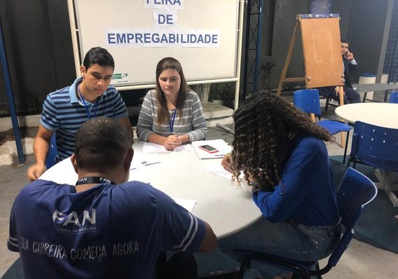 Sine Maceió orienta sobre currículos em feira de qualificação